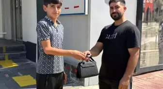 15 yaşındaki Ömer, çöplerin yanında bulduğu servet değerindeki altınları polise teslim etti