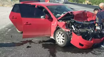 Malatya'da Otomobil Çekiciye Çarptı: 5 Yaralı