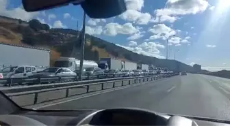 Kocaeli TEM Otoyolu'nda Mıcır Yüklü Tır Devriildi, Trafik Kilitlendi