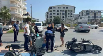 Gazipaşa'da Otomobil ve Motosiklet Çarpıştı, Yaralıya Doktor İlk Müdahaleyi Yaptı