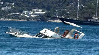 Bodrum'da Fırtına ile Suyun Altında Kalan Ahşap Tekne