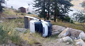 Bursa'da Virajı Alamayan Sürücü Kamyoneti Devrildi