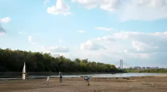 Varşova'da Vistül Nehri'nde En Düşük Su Seviyesi Ölçüldü