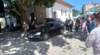 Asırlık Çınar Ağacının Dalı Otomobilin Üzerine Düştü