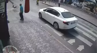 Beyoğlu'nda Dede ve Toruna Otomobil Çarptı