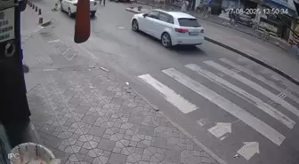 Beyoğlu'nda Dede ve Toruna Otomobil Çarptı