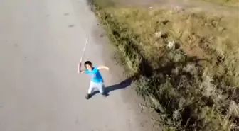 Köydeki Çocuk ve Drone'un Eğlenceli Savaşımı