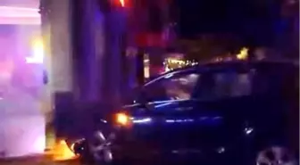 Bursa'da Kontrolden Çıkan Otomobil Elektrik Panosuna ve Motosiklete Çarptı: 2 Yaralı