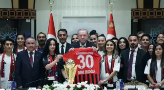 Cumhurbaşkanı Erdoğan, Yüksekovaspor Kadın Futbol Takımı'nı kabul etti
