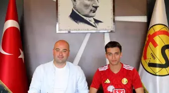Eskişehirspor'un Genç Yıldızı Arda Baran Çubuk Profesyonel Sözleşme İmzaladı