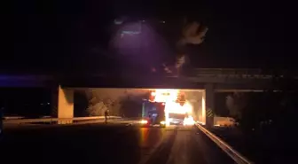 Adana'da Lastik Yüklü Tır Alev Alev Yandı
