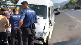 Manisa'da İşçi Servisi Ağaçla Çarpıştı: 8 Yaralı