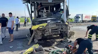Mardin'de Halk Otobüsü ile Tır Çarpıştı: 1 Ağır 11 Yaralı