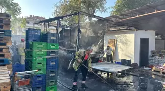 İzmir'de Market Kamyonu Yangın Çıkardı