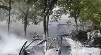 Kocaeli Gebze'de Park Halindeki İki Otomobilde Yangın