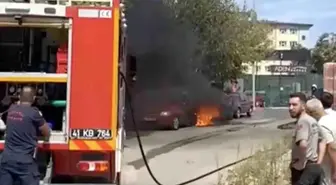Kocaeli'de Park Halindeki İki Otomobil Yangında Yok Oldu