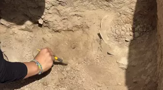 Milas'ta Beçin Kalesi Kazılarında M.Ö. 5-6. Yüzyıla Ait Seramikler ve Tabla Oyunlarına Ait Zarlar Bulundu