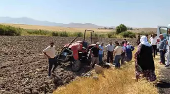 Muş'ta Devrilen Traktörün Altında Kalan Genç Hayatını Kaybetti