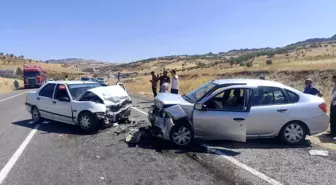Diyarbakır'da Kafa Kafaya Çarpışma: 2 Yaralı