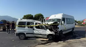 İzmir'de Trafik Kazası: 1 Ölü, 13 Yaralı