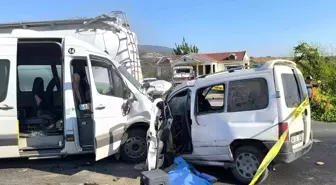 İzmir'de Servis Minibüsü ile Hafif Ticari Araç Çarpıştı: 1 Ölü, 13 Yaralı