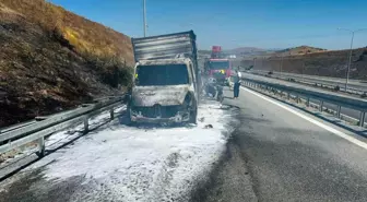 Balıkesir'de Otoyolda Yanan Kamyonet Kullanılamaz Hale Geldi