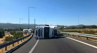 Bursa'da Devrilen Tır Trafiği Kapattı