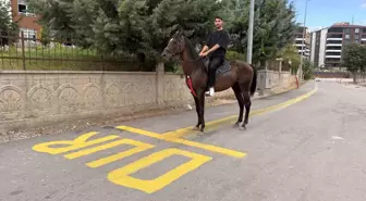 Motosiklet Ehliyeti Sınavında Heyecanı Yenmek İçin Atla Parkuru Tamamladı