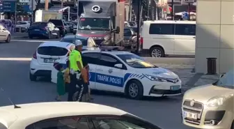 Trafik Polisi Yürekleri Isıttı: 4 Çocuk Yolun Karşısına Geçirildi