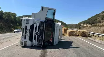 Çorum'da Balya Yüklü Tır Devrildi: Sürücü Yaralandı