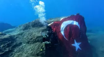 Gazipaşa'da Zafer Bayramı Coşkusu Su Altında ve Sahilde Yaşandı
