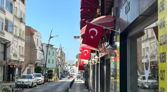 Sinop'ta Esnafa Türk Bayrağı Dağıtıldı