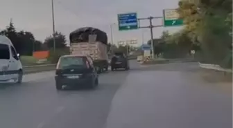 Tuzla'da Şerit Değiştirirken Bariyerlere Çarpan Otomobilin Kazası