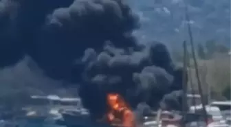İzmir Urla'da Tekne Yangını: İtfaiye Müdahalede Bulunuyor