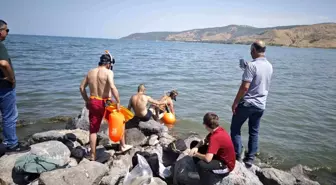 Tatvan'da 3 Yüzücü, Zafer Bayramı'nda Van Gölü'nde 6 Kilometer Kulaç Attı