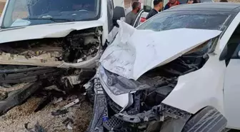 Adıyaman'da Minibüs ve Otomobil Çarpıştı: 5 Yaralı