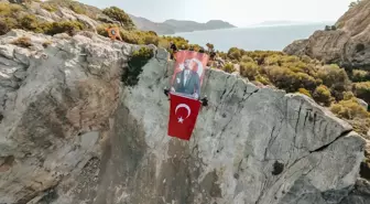 Datça'da MAG-AME Ekiplerinden Türk Bayrağı ve Atatürk Posterli İniş