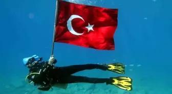Fethiye'de Dalgıçlar Deniz Dibinde Türk Bayrağı Açtı