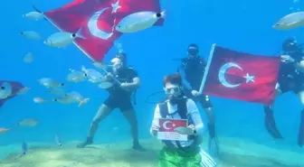 Fethiye'de Dalgıçlardan 30 Ağustos Zafer Bayramı Kutlaması