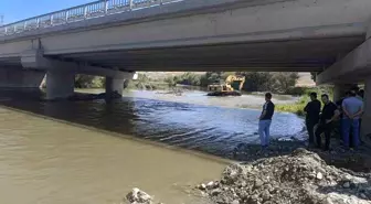 Aşkale'de Karasu Nehri'ne Uçan Otomobilde Kayıp Yolcu Aranıyor