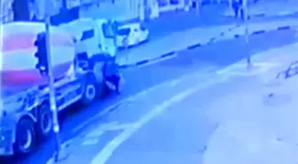 Motosiklet Beton Mikserinin Altında Kalmaktan Son Anda Kurtuldu