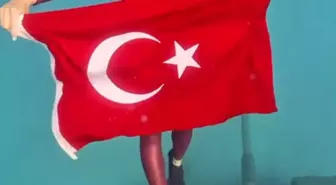 Şahika Ercümen'den Zafer Bayramı'nda Anlamlı Dalış
