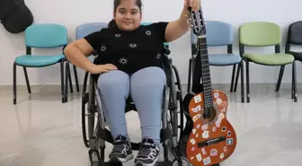 Zeynep'in Müziği: Hayat Mücadelesini Gitarla Taçlandırıyor