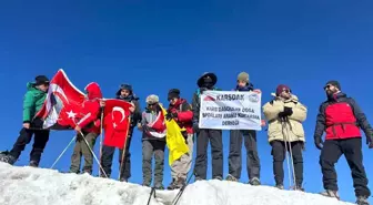 Ağrı Dağı'na Zirve Tırmanışı: 30 Ağustos Zafer Bayramı'nda 12 Dağcı Başarıyla Zirveye Ulaştı