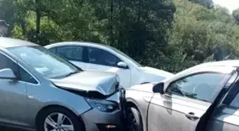 Zonguldak'ta İki Otomobil Kafa Kafaya Çarpıştı