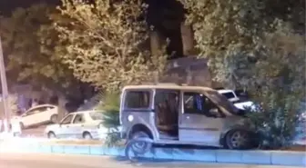 Yayladağı'nda Olaylı Gece: Anne-Babayı Darbederken Rehin Aldığı Sürücüyle Polisten Kaçmaya Çalıştı