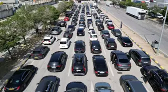Ana vatana akın akın veda ediyorlar: Kilometrelerce kuyruk oluştu