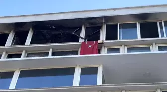 Kadıköy'de Bir Apartmanda Yangın: Zarar Görmeyen Türk Bayrağı Dikkat Çekti