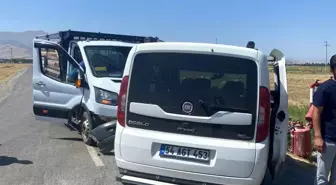 Muş'ta Kafa Kafaya Çarpışma: 1 Yaralı