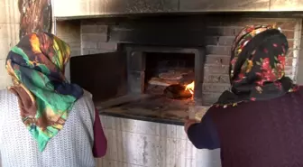 Reşadiye'de Kadınlar İmece Geleneğiyle Ekmek Yapıyor